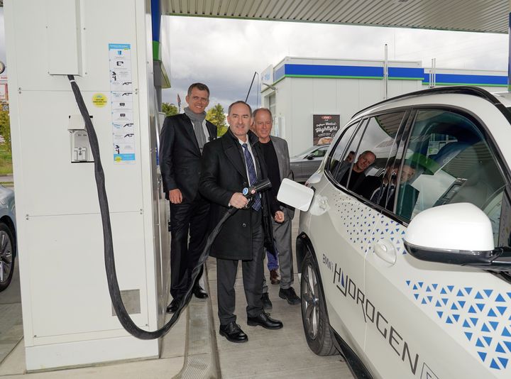 Bayerns Wirtschaftsminister Hubert Aiwanger an der neuen Wasserstofftankstelle in Landshut. Foto: Elke Neureuther/StMWi