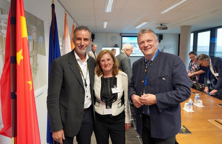 Staatssekretär Roland Weigert (r.) gemeinsam mit Prof. Sibylle Günter, Wissenschaftliche Direktorin des Max-Planck-Instituts für Plasmaphysik (IPP) in Garching, und dem neuen ITER-Generaldirektor Pietro Barabaschi. Foto: StMWi/T. Assenbrunner