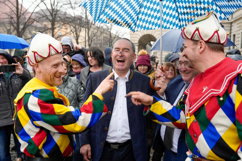 _DSC0365 Der Bayerische Wirtschaftsminister Hubert Aiwanger begrüßt die Original Münchner Schäfflertanzgruppe.