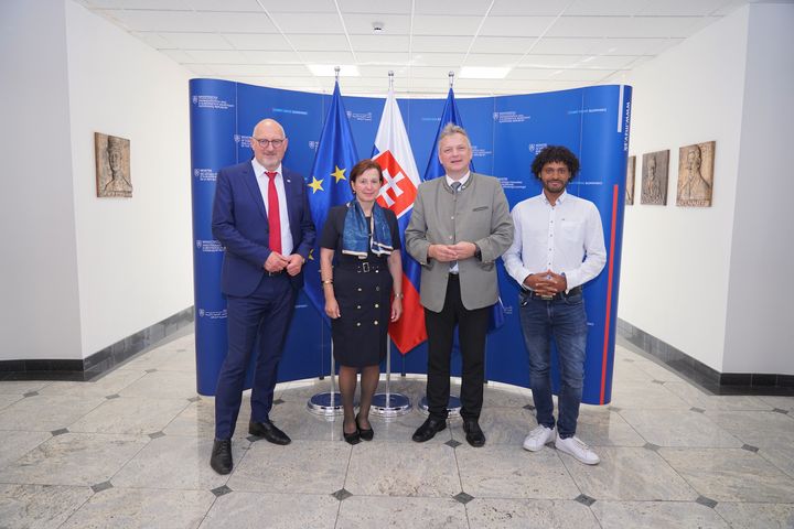 Gespräch im Außenministerium (v.l.): Manfred Eibl (MdL), Ingrid Brockova (Staatssekretärin im slowakischen Außenministerium), Wirtschaftsstaatssekretär Roland Weigert und Benjamin Adjei (MdL).