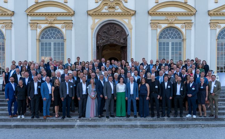 Die Preisträger von BAYERNS BEST 50 vor Schloss Schleißheim (Foto: StMWi/E. Neureuther)