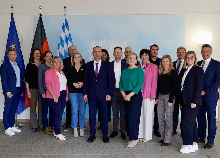 Wirtschaftsminister Hubert Aiwanger mit Teilnehmern des Runden Tisches. Foto: StMWi