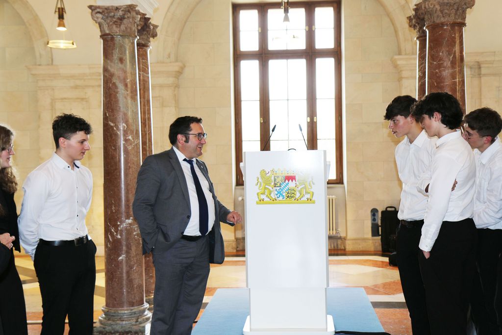 Lernort Staatsregierung Treffen von Schülern mit Wirtschaftsstaatssekretär Tobias Gotthardt