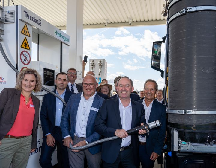 Bayerns Wirtschaftsminister Hubert Aiwanger eröffnete die Wasserstofftankstelle in Gersthofen (Landkreis Augsburg). Foto: Elke Neureuther/StMWi