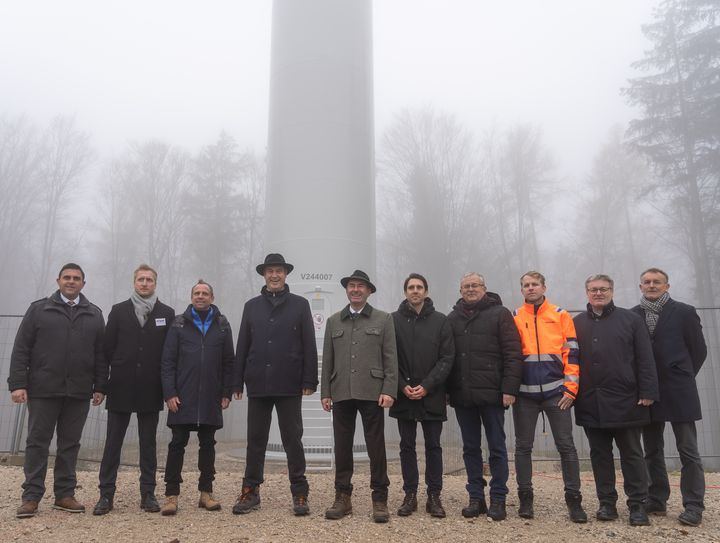 Bayerns Ministerpräsident Dr. Markus Söder, Wirtschaftsminister Hubert Aiwanger und Umweltminister Thorsten Glauber mit Wiesenfeldens Bürgermeister Andreas Urban, Landrat Josef Laumer und Projektbeteiligten des Windparks. Foto: Elke Neureuther/StMWi