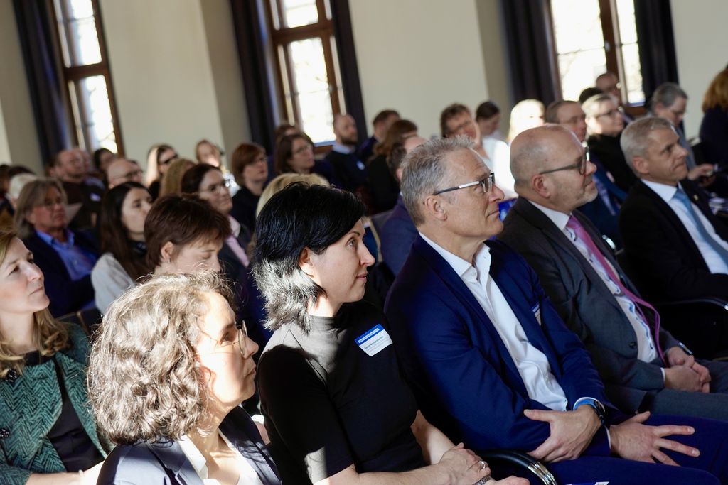 Menschen beim Vortrag Menschen sitzen