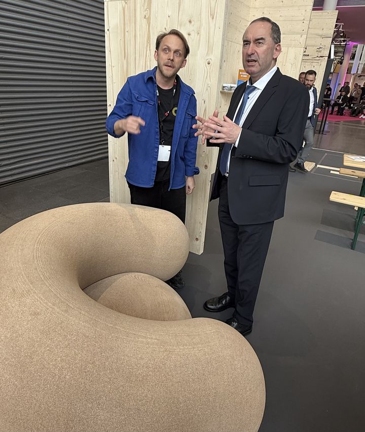 Digitalisierung des Handwerks: Wirtschaftsminister Hubert Aiwanger vor einem Sessel aus Holzbeton aus dem 3-D-Drucker. Foto: StMWi