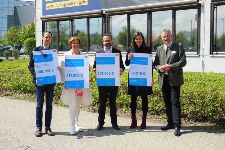 Staatssekretär Roland Weigert (r.) bei der Übergabe der Förderurkunden an die Partner des Verbundforschungsprojekts SPIKe. Foto: Regio Augsburg Wirtschaft GmbH