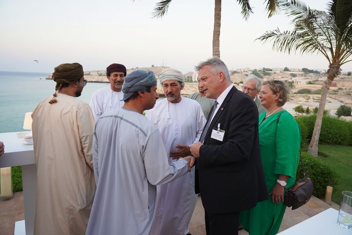 Staatssekretär Roland Weigert beim Treffen mit Energieminister H.E. Salim Al Aufi (l.) und H.H. Sayyid Tarik Shabib Al Said (Mitte). Foto: StMWi/T. Assenbrunner