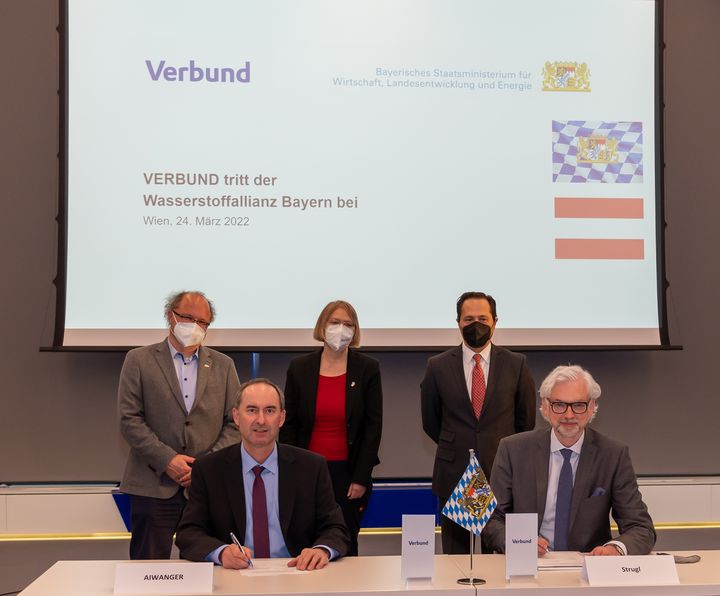 Von links - vorne: Wirtschaftsminister Hubert Aiwanger und Verbund-CEO Michael Strugl; hinten: Peter Wasserscheid (Co-Vorsitzender Zentrum Wasserstoff.Bayern H2.B), Hamead Ahrary (Bereichsleiter Wasserstoff, Verbund), Sabine Jarothe (Amtschefin Bayerisches Wirtschaftsministerium). Foto: StMWi/E. Neureuther