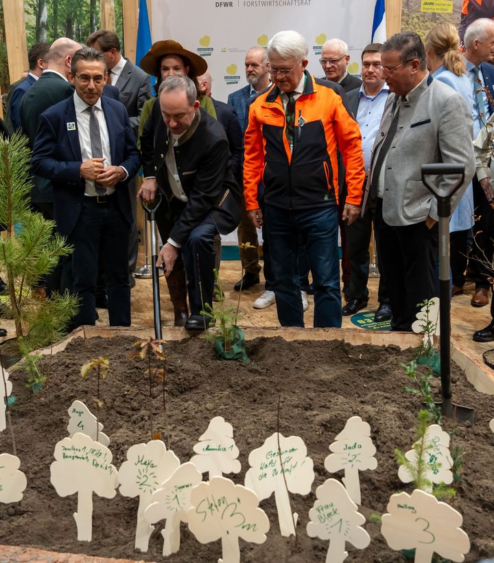 Impressionen der Unterzeichnung des Holzpaktes in Berlin.