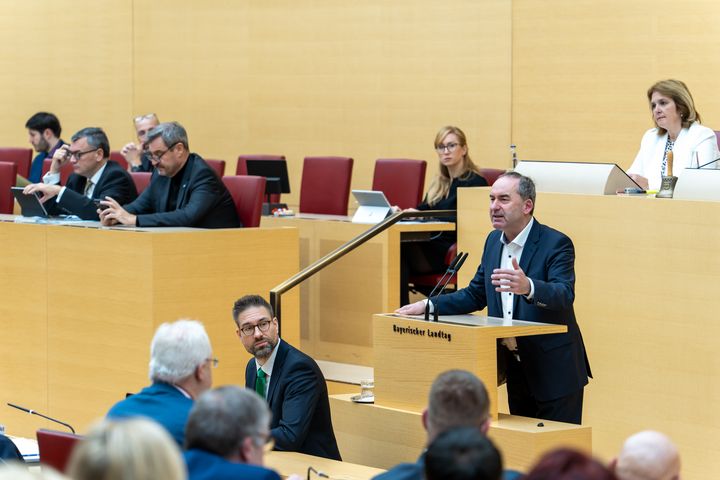 Bayerns Wirtschaftsminister Hubert Aiwanger bei der Regierungserklärung „Für einen starken Wirtschaftsstandort“ im Bayerischen Landtag.