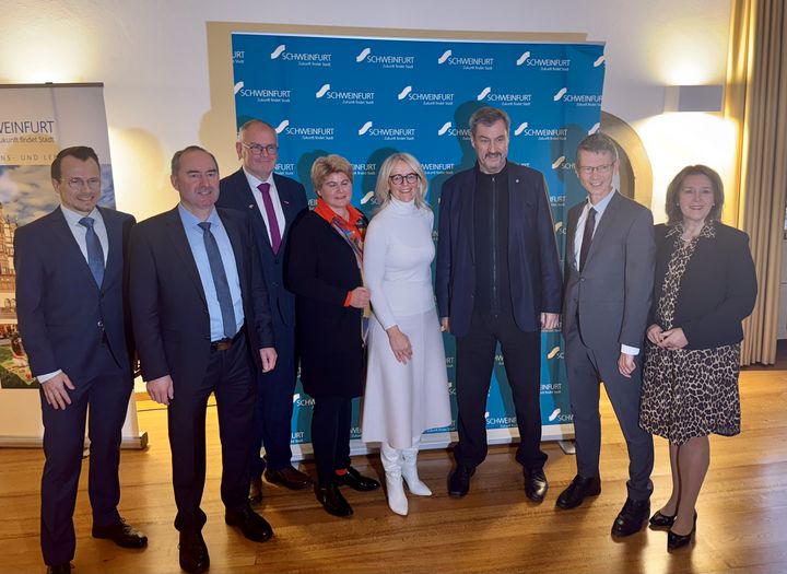 Ministerpräsident Dr. Markus Söder und Wirtschaftsminister Hubert Aiwanger präsentierten Vertretern von Wirtschaft und Politik im Schweinfurter Rathaus das Unterstützungspaket der Bayerischen Staatsregierung. Foto: StMWi