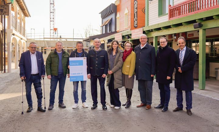 Bayerns Wirtschaftsminister Hubert Aiwanger gemeinsam mit Landtagsabgeordneten und Kommunalpolitikern bei der Übergabe der Förderurkunde an die Betreiberfirma PC Westernstadt GmbH
Foto: StMWi/B. Brummer