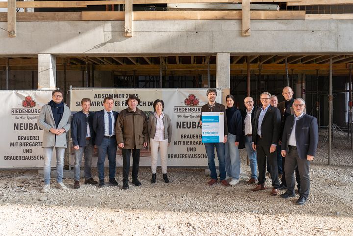 Bayerns Energieminister Hubert Aiwanger hat heute die Baustelle des Brauhauses Riedenburg besucht und eine Förderurkunde an die Brauereifamilie Krieger übergeben. Die Brauerei im Altmühltal will künftig komplett auf fossile Brennstoffe verzichten. Der Freistaat Bayern fördert das dazugehörige neuartige Energiekonzept. Foto: StMWi/Bastian Brummer