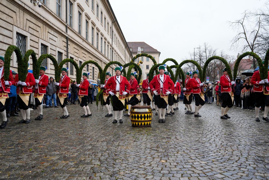 _DSC0678 Der Bayerische Wirtschaftsminister Hubert Aiwanger begrüßt die Original Münchner Schäfflertanzgruppe.