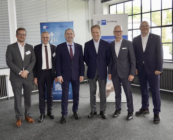 Bayerns Wirtschaftsminister Hubert Aiwanger beim IHK-Außenwirtschaftstreffen mit (v.l.n.r.) Christoph Angerbauer (Mitglied der Hauptgeschäftsführung, IHK München und Oberbayern), Siegmar Schnabel (Mitglied der Hauptgeschäftsführung, IHK zu Coburg), Michael Stoschek (Verwaltungsratsvorsitzender und Gesellschafter, Brose SE), Stefan Krug (CEO, Brose SE) und Bernd Kaufer (Werkleiter Coburg, Brose SE).
Foto: StMWi