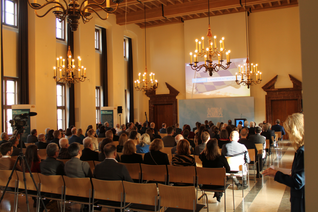 Eingangsfilm 75 Jahre Landesentwicklung | © StMWi Eingangsfilm 75 Jahre Landesentwicklung | © StMWi