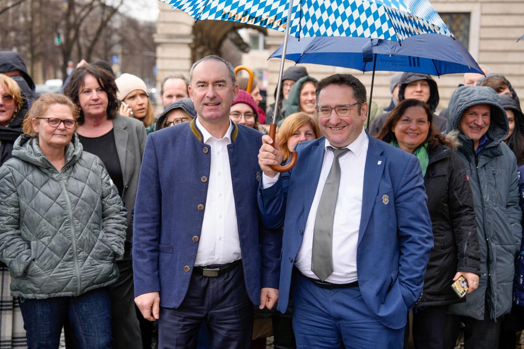 _DSC0137 Der Bayerische Wirtschaftsminister Hubert Aiwanger begrüßt die Original Münchner Schäfflertanzgruppe.