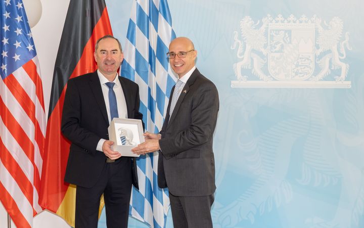 Bayerns Wirtschaftsminister Hubert Aiwanger hat den neuen US-Generalkonsul in München, Dr. James N. Miller, zur Diskussion über die aktuellen wirtschaftlichen und politischen Herausforderungen empfangen. Foto: Bastian Brummer/StMWi