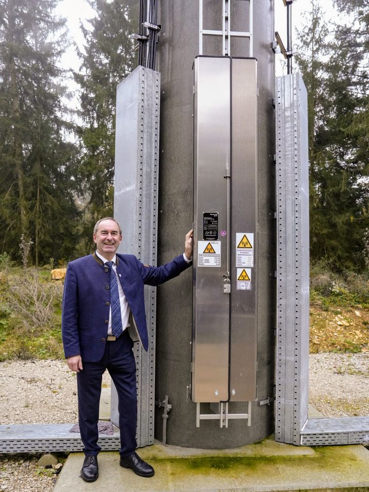 Wirtschaftsminister Hubert Aiwanger am neuen Mobilfunkmast in Breitenbrunn. Foto: StMWi