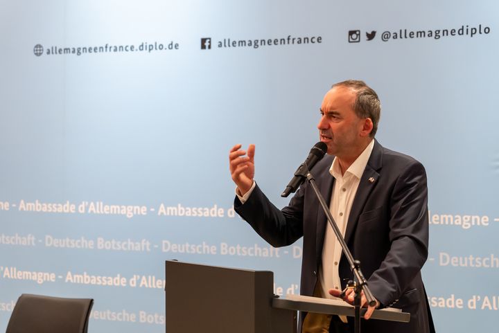 Bayerns Wirtschaftsminister Hubert Aiwanger sprach beim Netzwerkempfang in der Deutschen Botschaft in Paris.