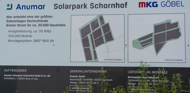 Fotos vom Besuch von Bayerns Wirtschaftsminister Aiwanger und Staatssekretär Weigert im Solarpark Schorndorf.