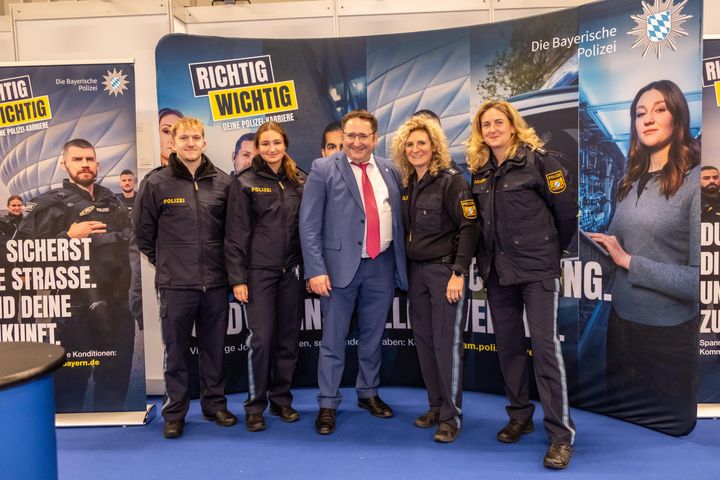 TDG20251208_Gotthardt_620 Bayerns Wirtschaftsstaatssekretär Tobias Gotthardt besucht die Berufsbildungsmesse in Nürnberg.