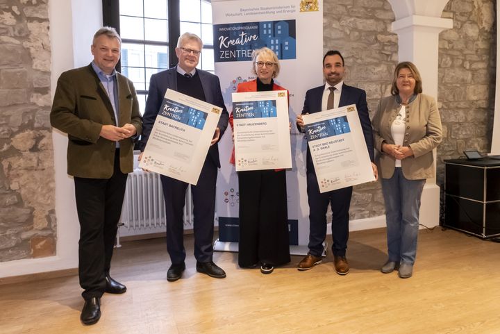 Bayerns Wirtschaftsstaatssekretär Roland Weigert (l.) und MdL Eva Gottstein (r.) haben heute in Beilngries die ausgewählten Modellstädte  für das Innovationsprogramm Kreative Zentren bekanntgegeben. Foto: S. Kiefer