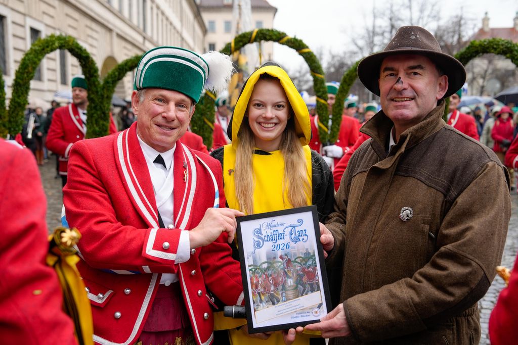 _DSC0638 Der Bayerische Wirtschaftsminister Hubert Aiwanger begrüßt die Original Münchner Schäfflertanzgruppe.
