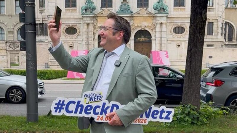 Staatssekretär Tobias Gotthardt hält ein Smartphone in der Hand