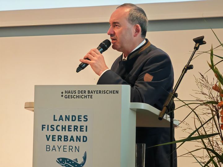 Bayerns Wirtschafts- und Jagdminister Hubert Aiwanger hat auf dem Landesfischereitag 2024 die große Bedeutung eines Fischottermanagements betont. Foto: Vivienne Klimke/StMWi