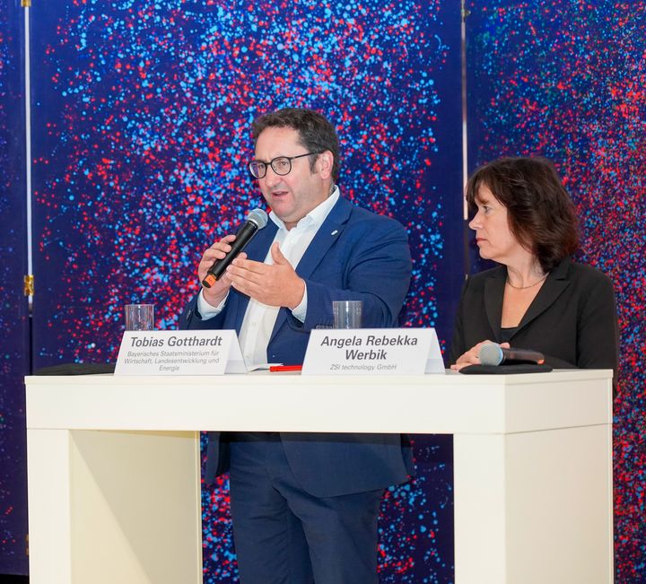 Wirtschaftsstaatssekretär Tobias Gotthardt spricht bei der Podiumsdiskussion. Foto: StMWi