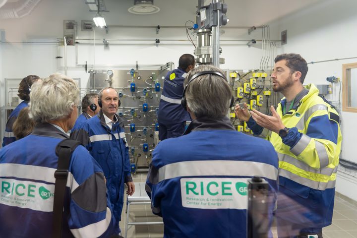 Bayerns Wirtschaftsminister Hubert Aiwanger besuchte das Wasserstoff-Testlabor von CRTgaz in Paris.