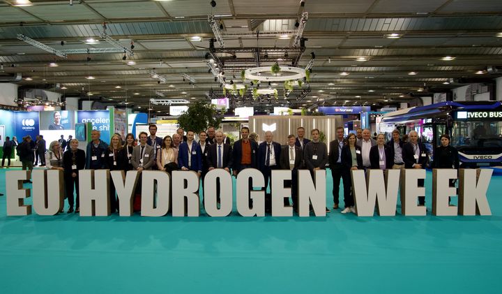 Die bayerische Delegation besuchte unter der Leitung von Staatsminister Hubert Aiwanger die Messe Hydrogen Week. Foto: Feanziska Meinl/StMWi