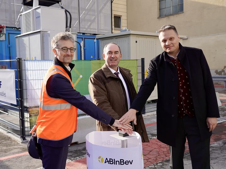 Wirtschaftsminister Hubert Aiwanger (Mitte) mit Dr. Friedrich Geiger (rechts, Geschäftsführer Spaten-Franziskaner-Bräu) und Clotaire François de Leymarie (links, CEO EDF Renewables Storages Deutschland). Foto: StMWi