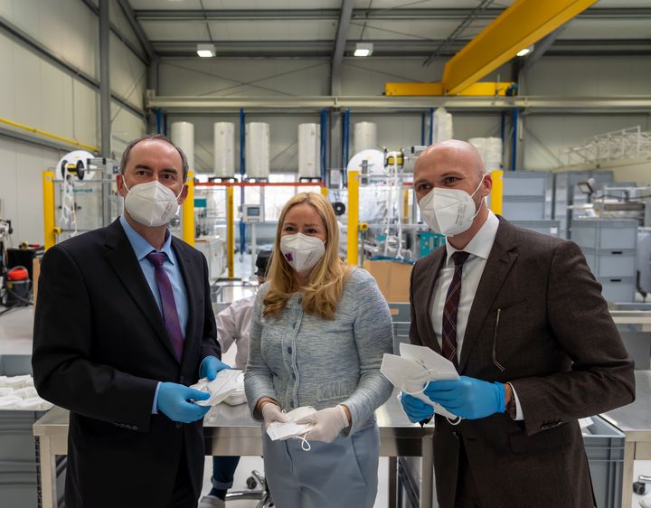 Wirtschaftsminister Hubert Aiwanger (li.), Geschäftsführerin Julia Jäcklin und der Landtagsabgeordnete Dr. Fabian Mehring beim Besuch der FFP2-Maskenproduktion von Jäcklin Medical in Augsburg. Foto: StMWi/Elke Neureuther