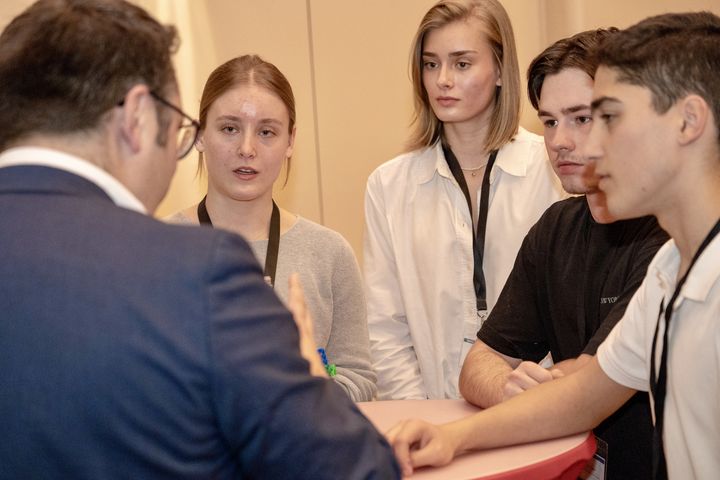 Gotthardt diskutiert mit Jugendlichen über ihre Ideen. Foto: StMWi.