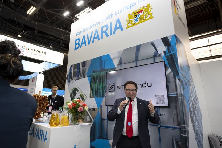 Bayerns Staatssekretär Gotthardt beim Grußwort auf dem bayerischen Gemeinschaftsstand während der Viva Tech
Foto: Bayern International