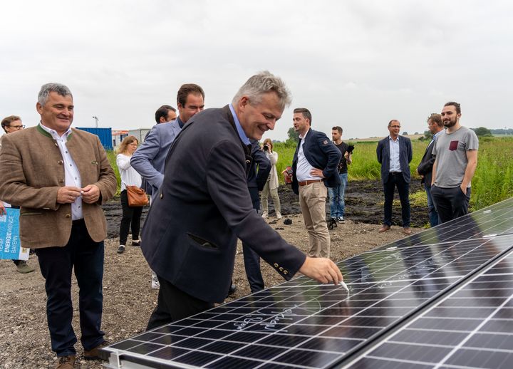 Fotos vom Besuch von Bayerns Wirtschaftsminister Aiwanger und Staatssekretär Weigert im Solarpark Schorndorf.