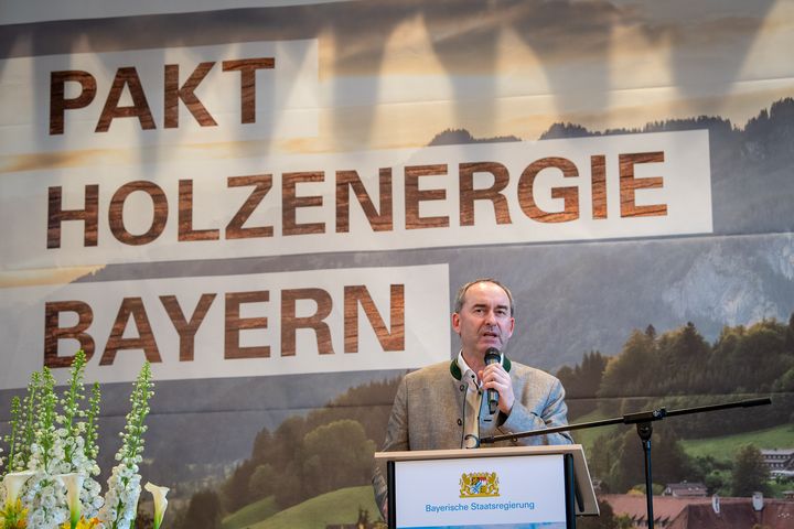 Bayerns Wirtschafts- und Energieminister Hubert Aiwanger hat den „Pakt Holzenergie Bayern“ ins Leben gerufen und in enger Zusammenarbeit mit allen Partnern des Pakts abgestimmt. 
