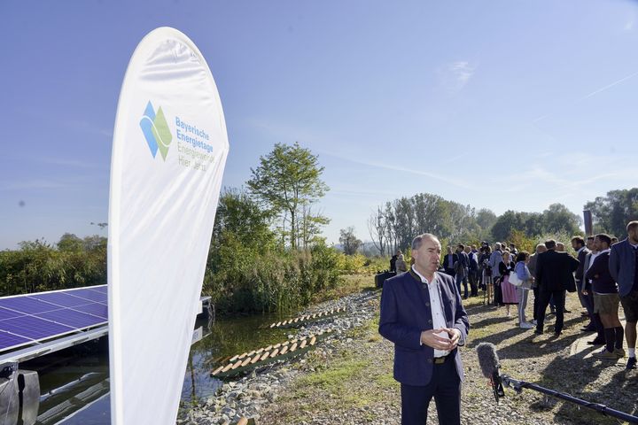 Startschuss der schwimmenden PV-Anlage fand im Rahmen der Bayerischen Energietage 2024 statt.
Foto: StMWi