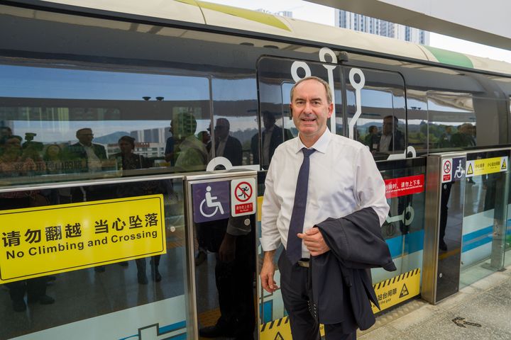 Wirtschaftsminister Hubert Aiwanger vor dem BYD Skyshuttle in Shenzen. Foto: StMWi/E. Neureuther