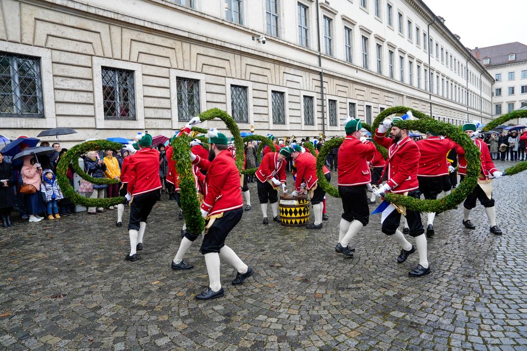_DSC0556 Der Bayerische Wirtschaftsminister Hubert Aiwanger begrüßt die Original Münchner Schäfflertanzgruppe.