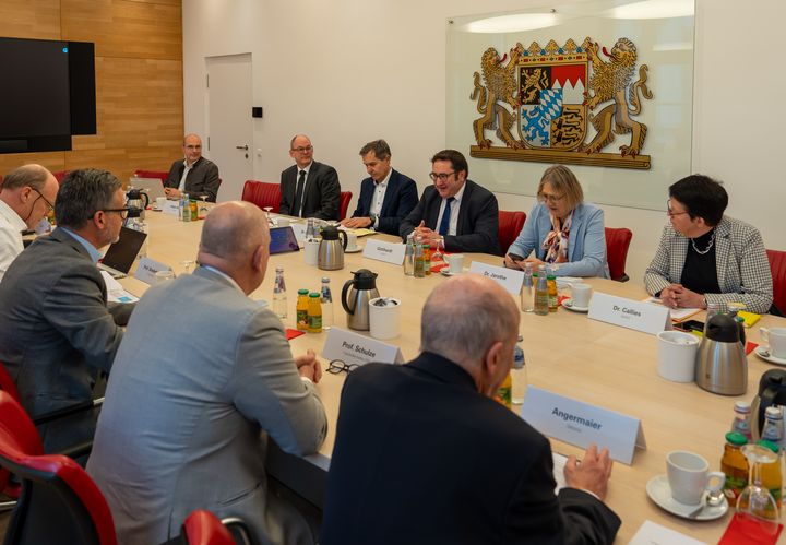 Der &quot;Runde Tisch Ausbildung Mikroelektronik&quot; im Wirtschaftsministerium (Foto: StMWi/E. Neureuther)