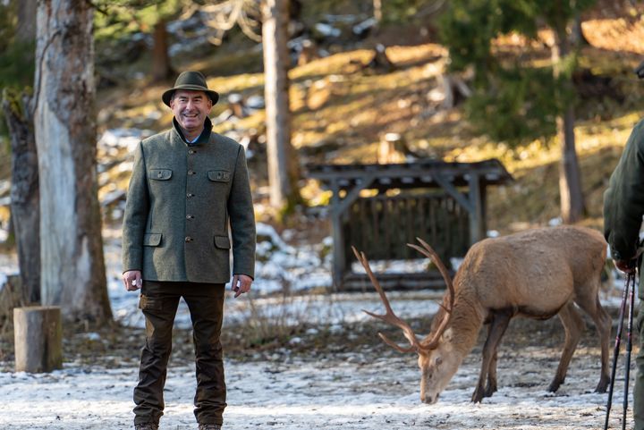 Bayerns Wirtschafts- und Jagdminister Hubert Aiwanger hat die Rotwildfütterung &quot;Sunken&quot; des Forstbetriebs Oberammergau der Bayerischen Staatsforsten in Griesen bei Garmisch-Partenkirchen besucht. Foto: StMWi/E. Neureuther