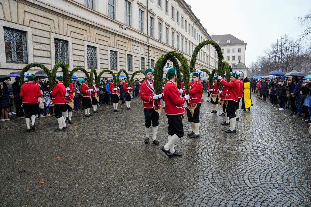 _DSC0344 Der Bayerische Wirtschaftsminister Hubert Aiwanger begrüßt die Original Münchner Schäfflertanzgruppe.
