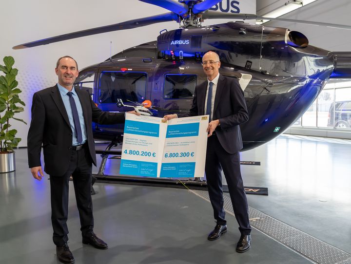 Wirtschaftsminister Hubert Aiwanger übergibt die Förderurkunde an Dr. Wolfgang Schoder, Geschäftsführer der Airbus Helicopters Deutschland GmbH. Foto: StMWi/Elke Neureuther