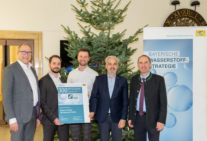 Bayerns Wirtschafts- und Energieminister Hubert Aiwanger überreichte die Mitgliedsurkunde an Flughafen-Geschäftsführer Ralf Schmid und e-con-Vorstand Peter Waizenegger (von rechts). Links: Landtagsabgeordneter Alexander Hold und Stefan Dürr, Leiter Technologie &amp; Innovation am H2.B. Foto: Elke Neureuther/StMWi