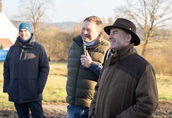 &quot;Bayern steht weiterhin zur Bioenergie&quot;, bekräftigte Bayerns Energieminister Hubert Aiwanger bei der Auftaktveranstaltung zur Gesprächsreihe &quot;Marktchancen für Biogas&quot; im niederbayerischen Niederviehbach. Das Bild zeigt Staatsminister Aiwanger neben dem Anlagenbetreiber Stefan Daffner. Foto: StMWi/Bastian Brummer